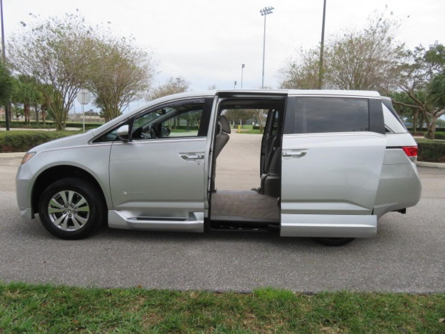 2014 Silver /GRAY Honda Odyssey EX-L (5FNRL5H68EB) with an 3.5L V6 SOHC 24V engine, 6-Speed Automatic transmission, located at 4301 Oak Circle #19, Boca Raton, FL, 33431, (954) 561-2499, 26.388861, -80.084038 - You are looking at Gorgeous Low Mileage 2014 Honda Odyssey EX-L Braunability Freedom Van Handicap Van Wheelchair Van Conversion Van with 25K Original Miles, Power Side Entry Ramp with Kneeling Van Function, Passenger Side Quick Lock System (same as ez lock), Quick Release Front Seats, Tie Down Syste - Photo#71